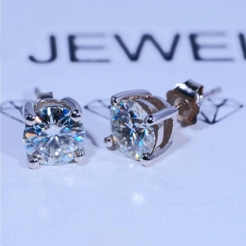 🔥Certified 1.6CT.Tw  Lab Grown Moissanite Round Earrings Women and Men